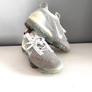 Nike Vapormax flyknit in grey & white size 7•5 US